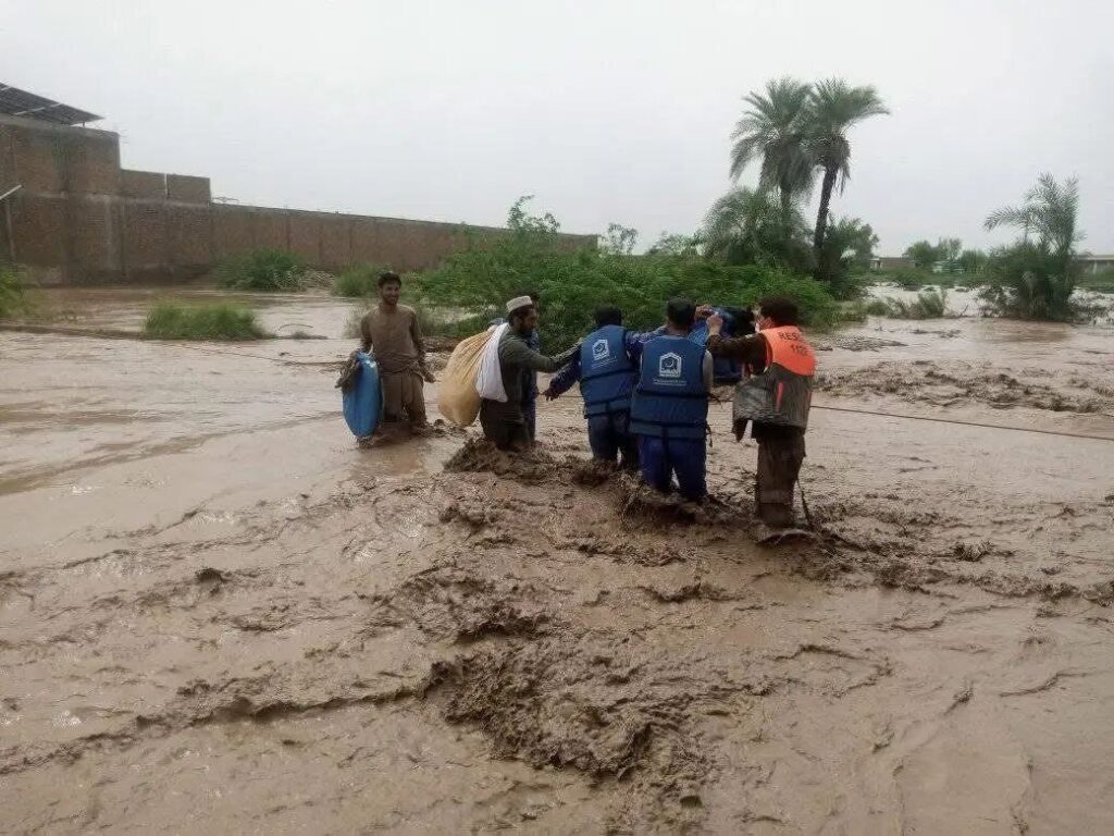 IRCS dispatches relief commissions to flooded Pakistan